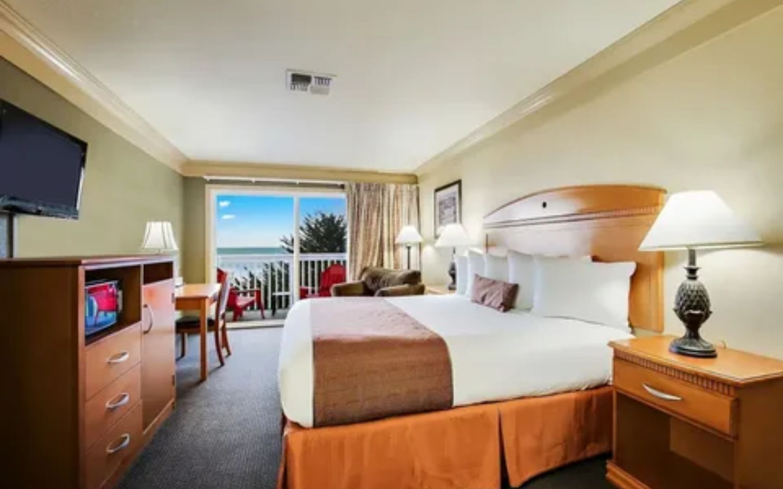 Choosing Your Coastal Stay: Budget Motels vs. Ocean View Hotels in Fort Bragg